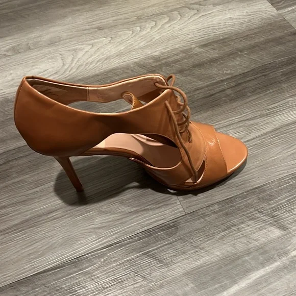 Heels - Picture 2 of 4